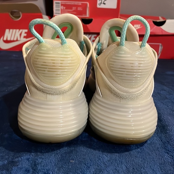 Nike Women's Air Max 2090 Sail/Aurora-Summit White-Black - Picture 7 of 13